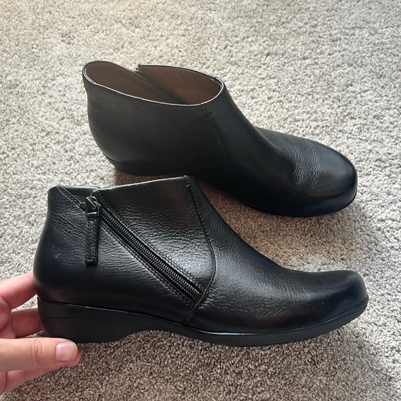 Dansko Fifi Women’s Size 39 Black Leather Zip Ankle Boots Booties WORE ONCE - Picture 1 of 6